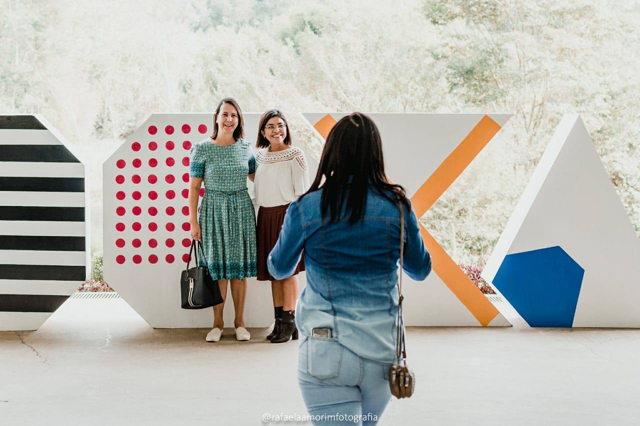 Duas mulheres tirando foto em outra edição da conferência