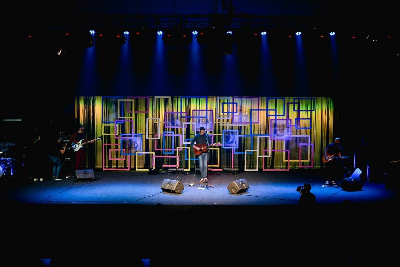 Banda tocando em outra edição da conferência