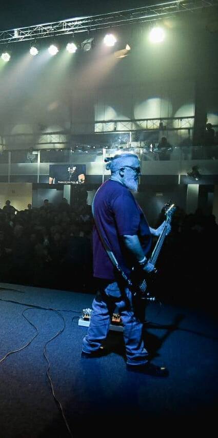 Banda tocando em outra edição da conferência